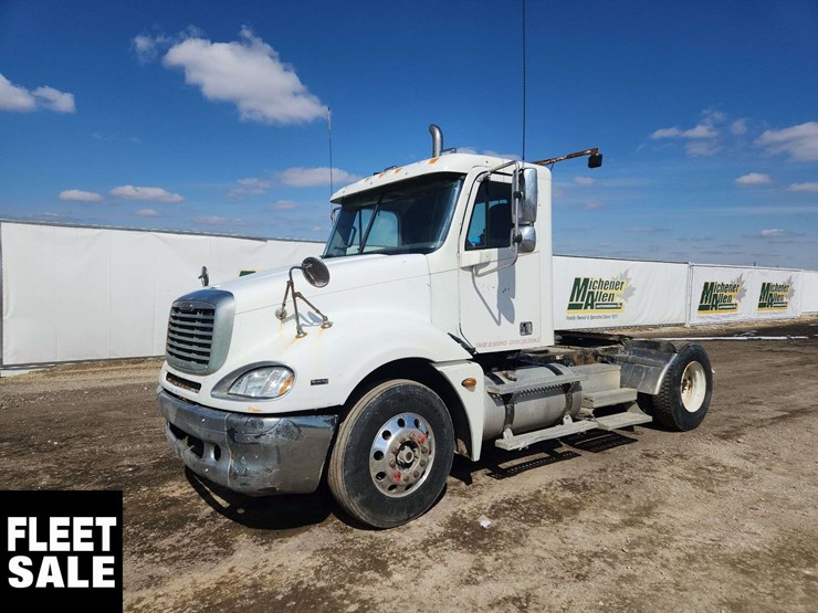 2005-freightliner-columbia-120-image-1