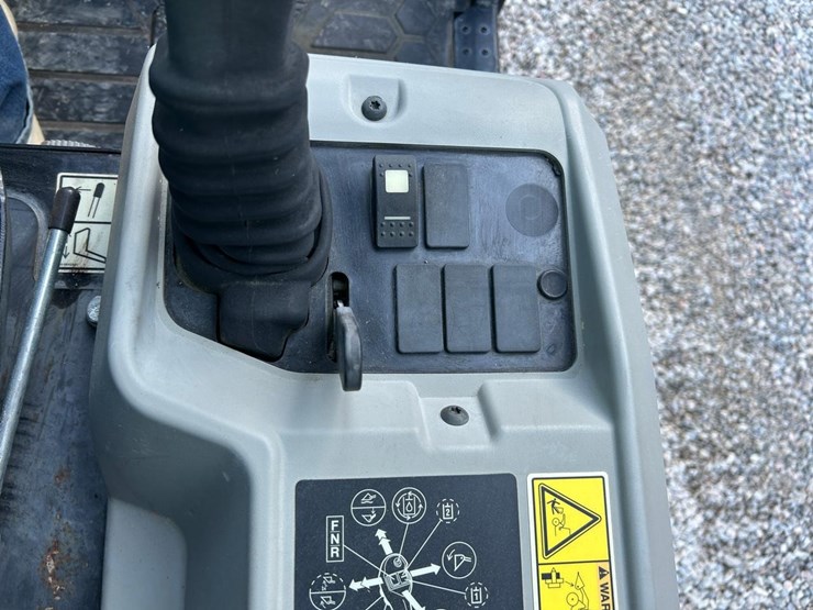 2019-caterpillar-903d-image-24