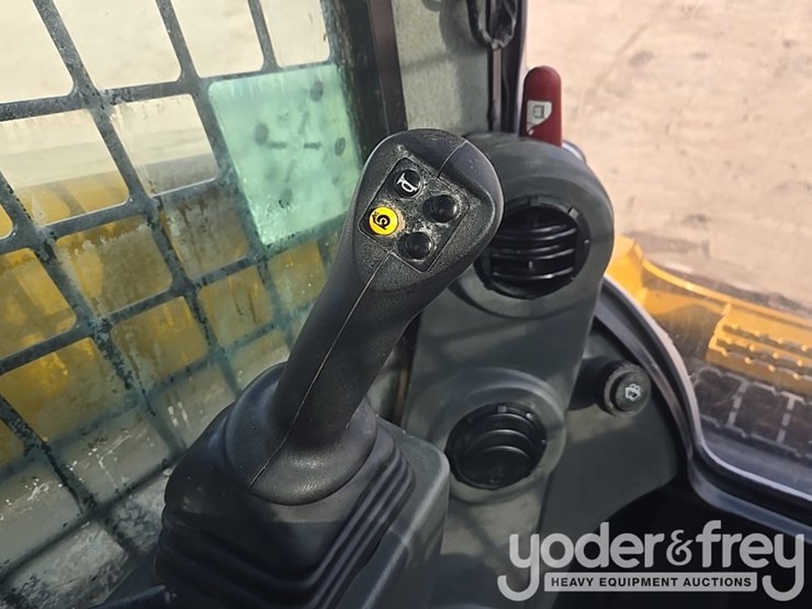 2022-caterpillar-299d3-image-45