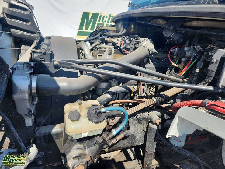 2007-freightliner-m2-106-image-23