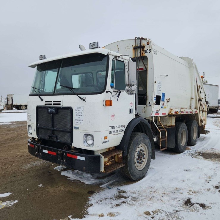 Non-Operable 2008 Autocar WX T/A Refuse Truck