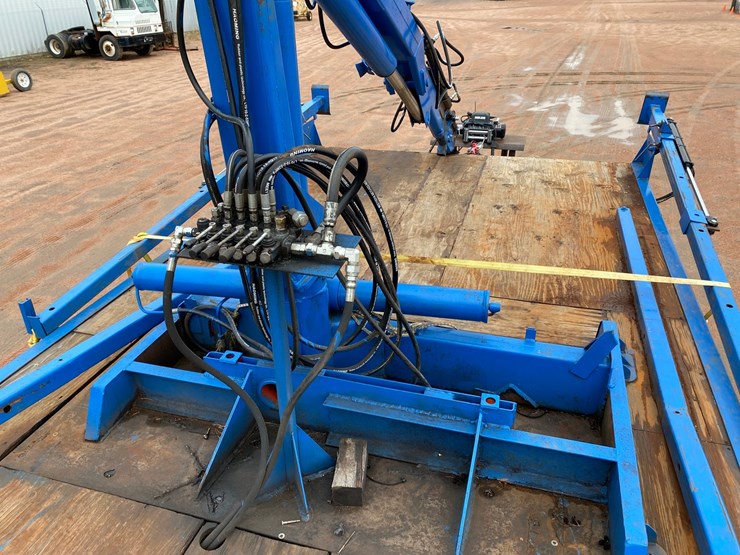 #1575-•-28'6"-pontoon-barge-with-crane-(no-title)-image-48