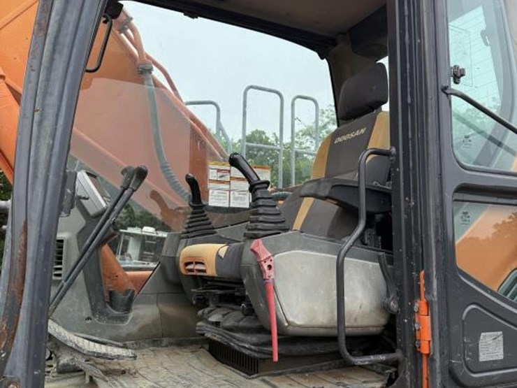 2011-doosan-dx225-lc-image-13