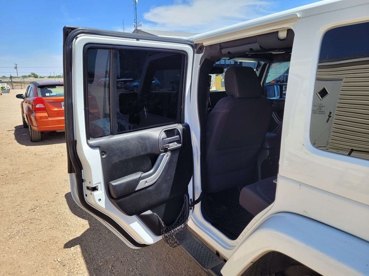 2013-jeep-wrangler-unlimited-sahara-image-8