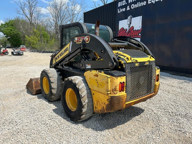 new-holland-l230-image-2