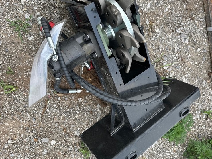 #1632-•-mini-skid-steer-stump-grinder-image-1