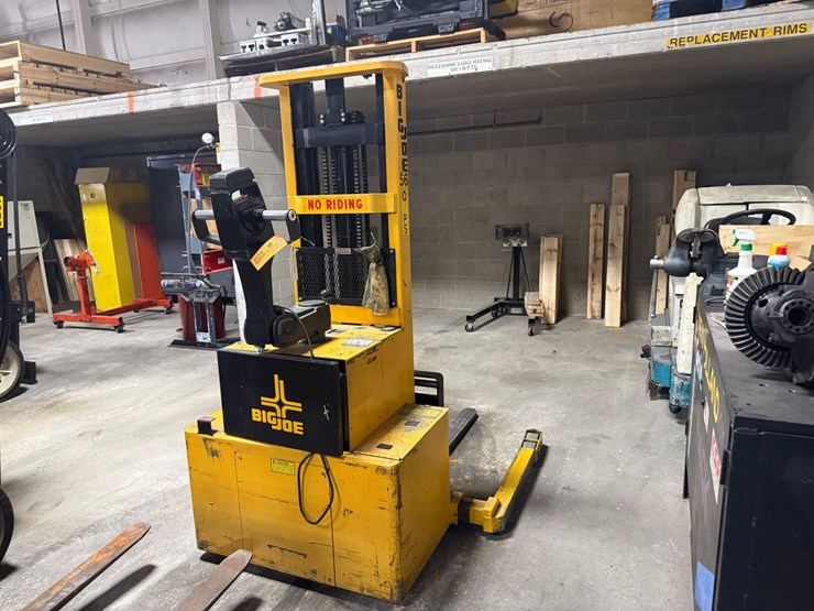 #2074-•-big-joe-electric-lift-truck-image-1