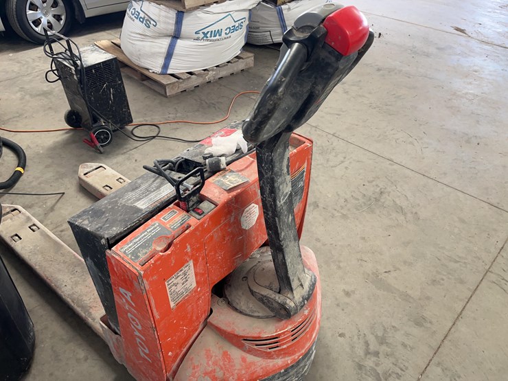 toyota-electric-pallet-jack-image-8