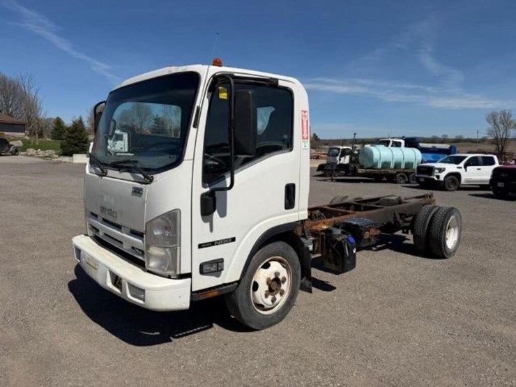 2015-isuzu-nrr-image-1