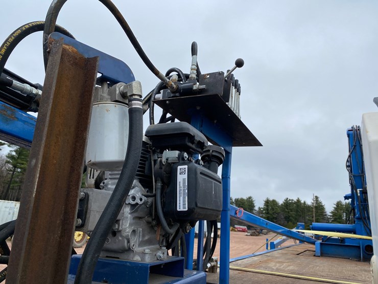 #1575-•-28'6"-pontoon-barge-with-crane-(no-title)-image-37