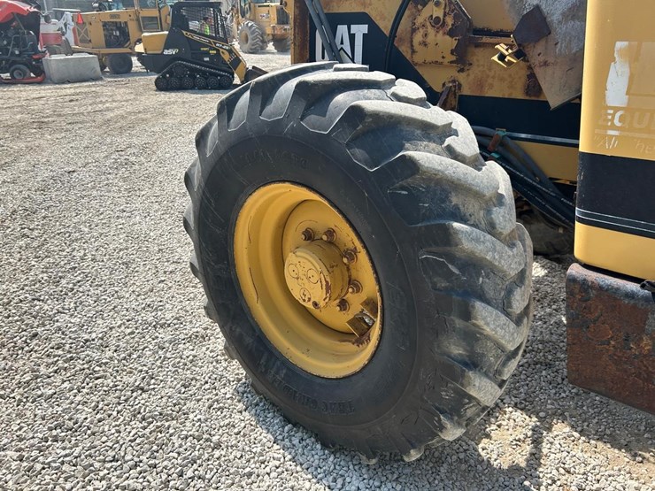 caterpillar-th83-image-12