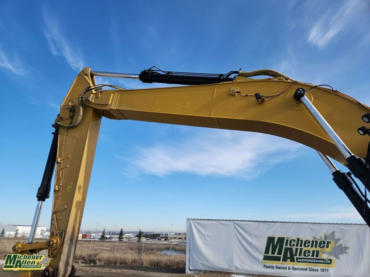 2019-caterpillar-320-image-16