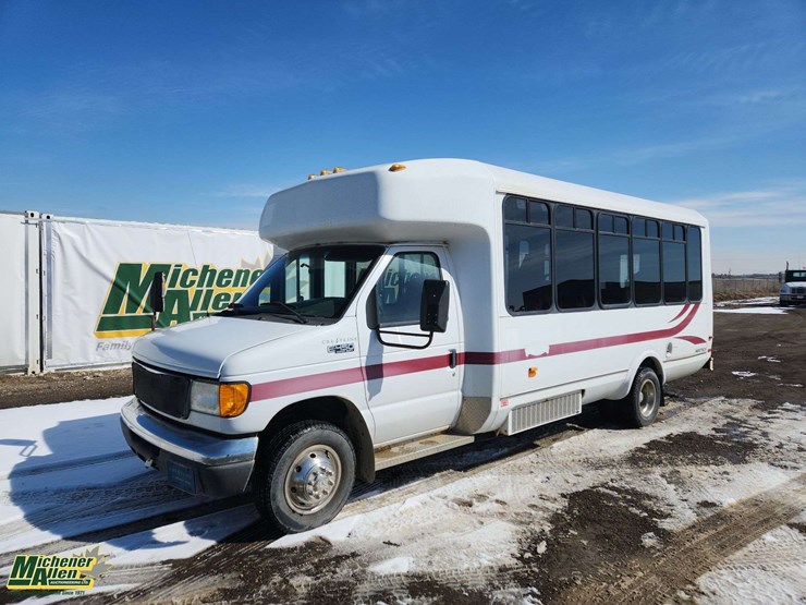 2005-ford-cutaway-s/a-16-passenger-wheelchair-accessible-van-image-1