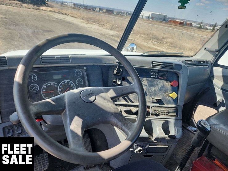 2005-freightliner-columbia-120-image-15