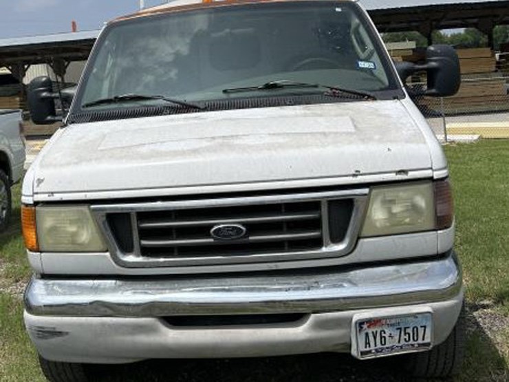 2004-ford-e350-image-2