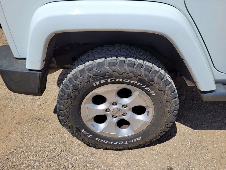 2013-jeep-wrangler-unlimited-sahara-image-4