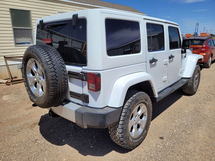 2013-jeep-wrangler-unlimited-sahara-image-5