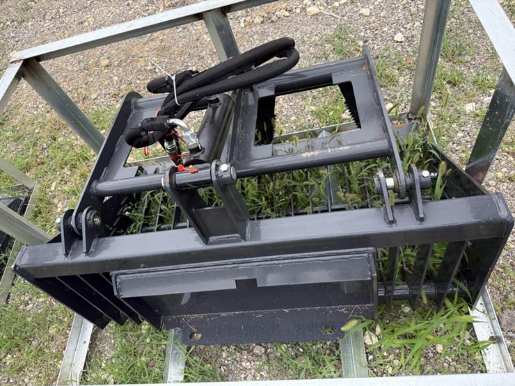 #80-•-44"-mini-skid-steer-rock-grapple---mrb-72-44w-image-3