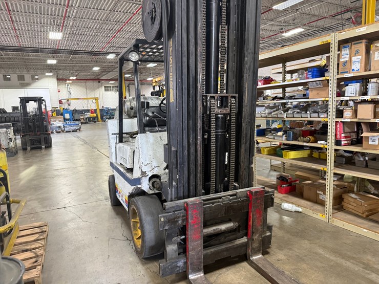 #2001-•-hyster-5500-lb.-forklift-image-5