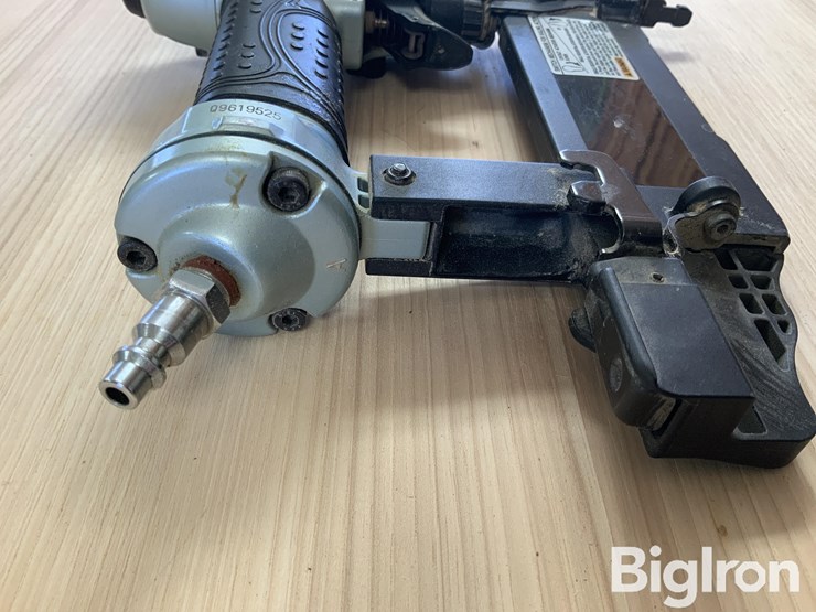 hitachi-nt50ae2-brad-nailer-image-12