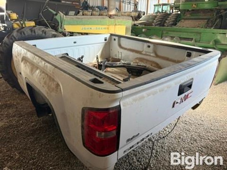 gmc-sierra-pickup-bed-image-7