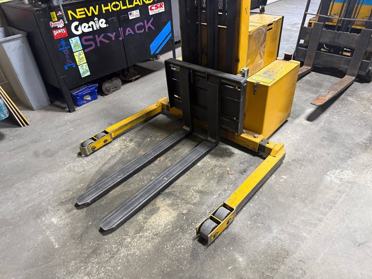 #2074-•-big-joe-electric-lift-truck-image-4