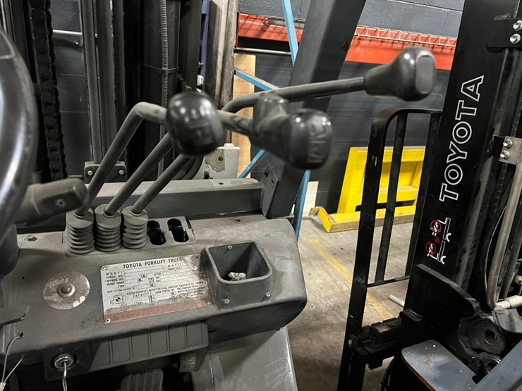 #2003-•-toyota-5800-lb.-forklift-image-9