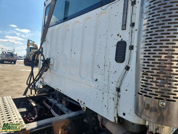 2007-freightliner-m2-106-image-38