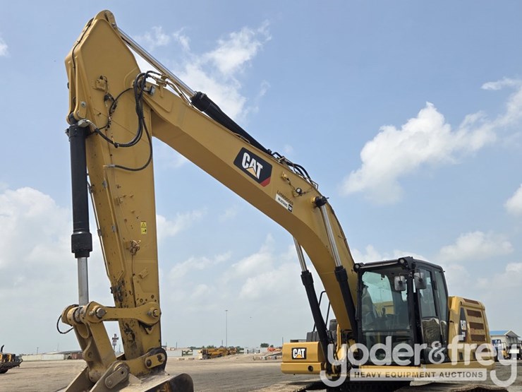 2019-caterpillar-330-image-34