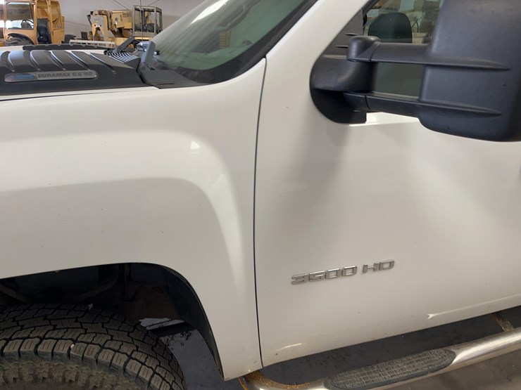 2013-chevrolet-3500-image-26