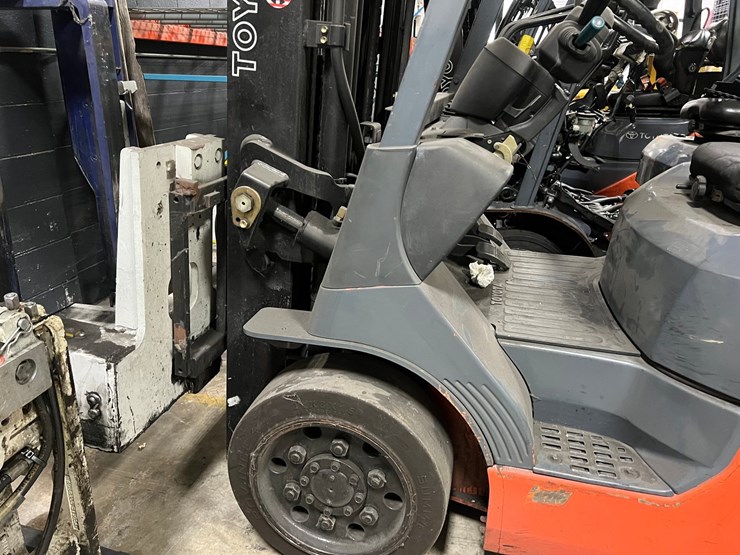 #2003-•-toyota-5800-lb.-forklift-image-4