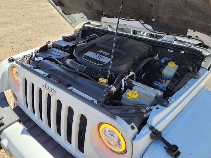 2013-jeep-wrangler-unlimited-sahara-image-20