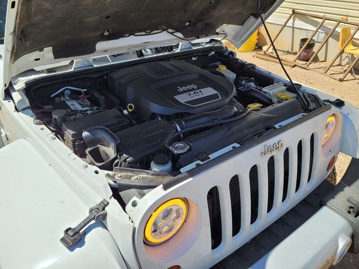 2013-jeep-wrangler-unlimited-sahara-image-21