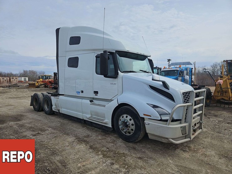 2024-volvo-vnl-t/a-sleeper-tractor-image-2