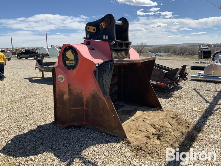 2017-caterpillar-335-image-3