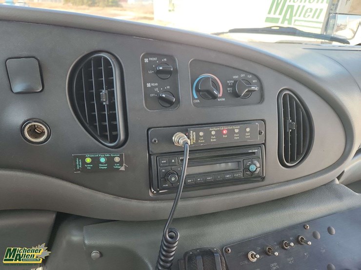 2005-ford-cutaway-s/a-16-passenger-wheelchair-accessible-van-image-12