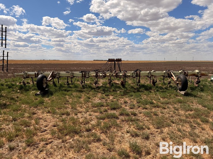 orthman-12-row-liquid-fertilizer-applicator-image-2