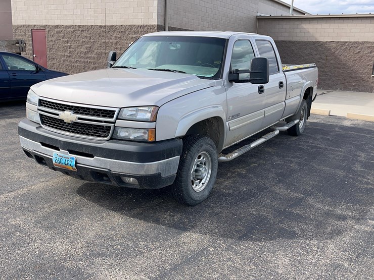 2006-chevrolet-silverado-2500-pickup-image-8
