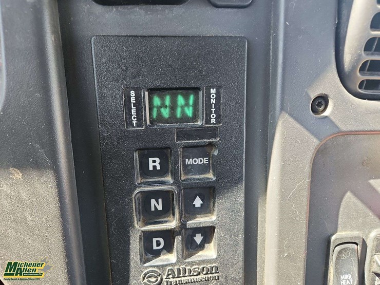 2007-freightliner-m2-106-image-11