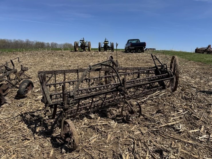 side-delivery-rake-on-steel-image-5