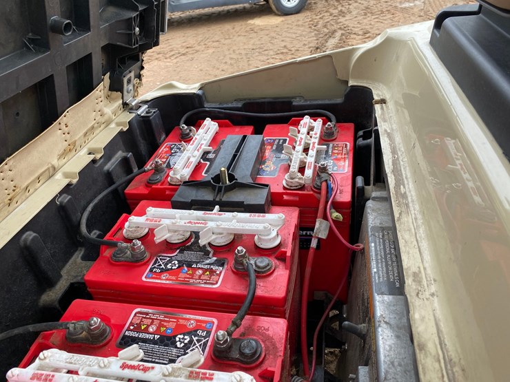 #1582-•-club-car-electric-golf-cart-with-charger-image-24