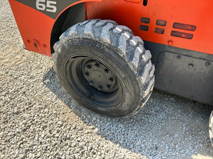 2016-kubota-ssv65-image-14