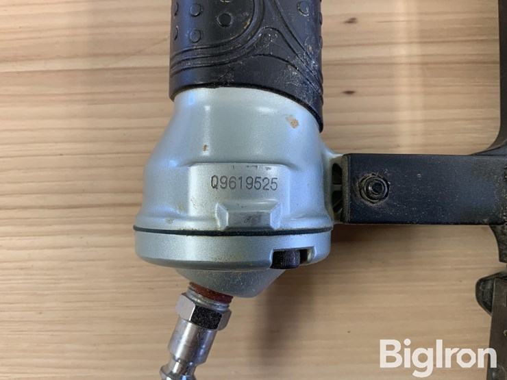 hitachi-nt50ae2-brad-nailer-image-9