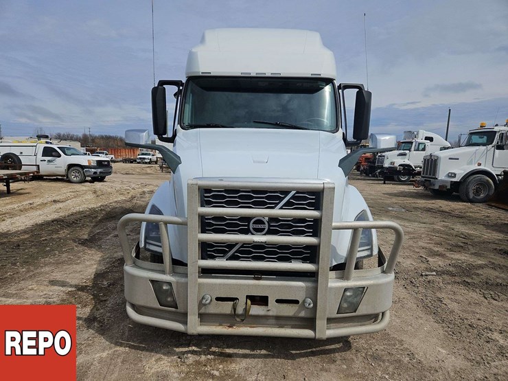 2024-volvo-vnl-t/a-sleeper-tractor-image-7