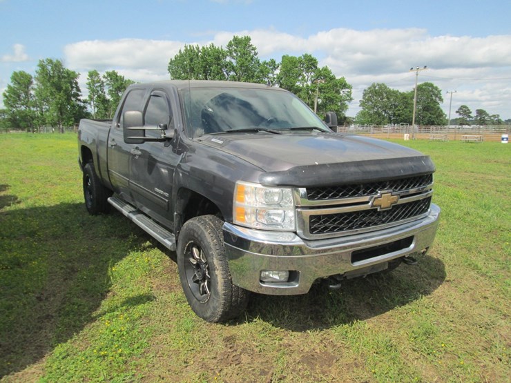 2011-chevrolet-2500hd-image-2