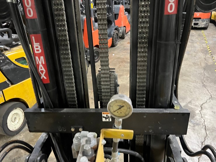 #2008-•-cat-forklift-image-7
