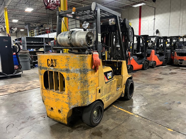 #2008-•-cat-forklift-image-5