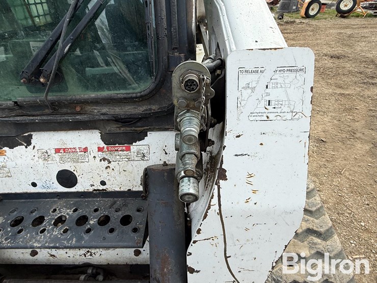 2005-bobcat-t300-image-9