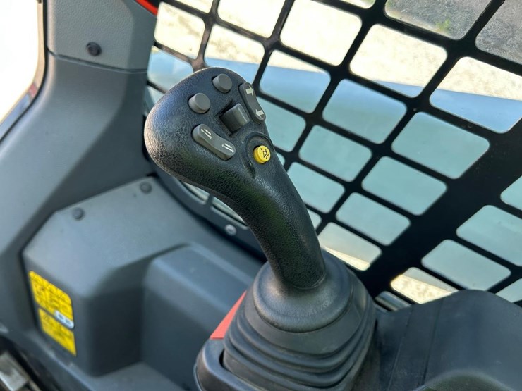 2023-bobcat-t64-image-24