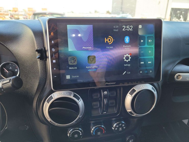 2013-jeep-wrangler-unlimited-sahara-image-16